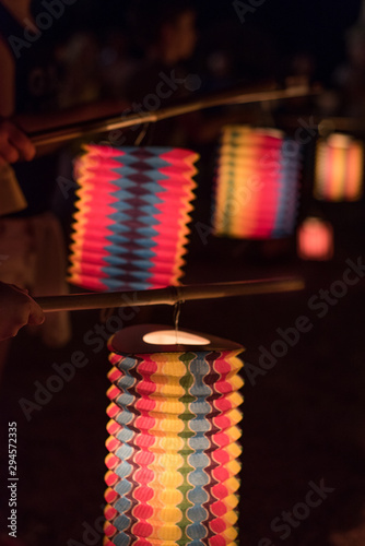des lampions et lanternes pour une fête nocturne.
