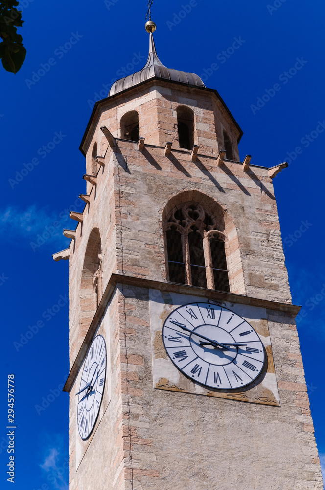 Campanile di chiesa cattolica con orologio