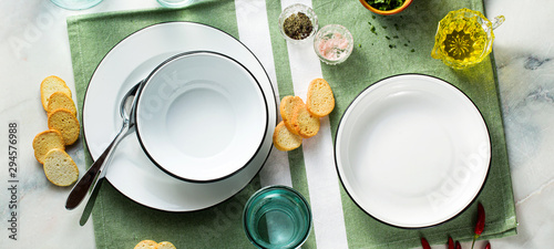 Foto banner of set of empty plates on a table