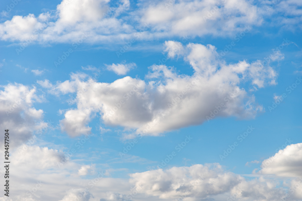 Nuage blanc gris sur un ciel bleu Nuage blanc gris sur un ciel bleu
