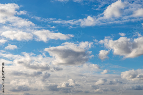 Nuage blanc gris sur un ciel bleu