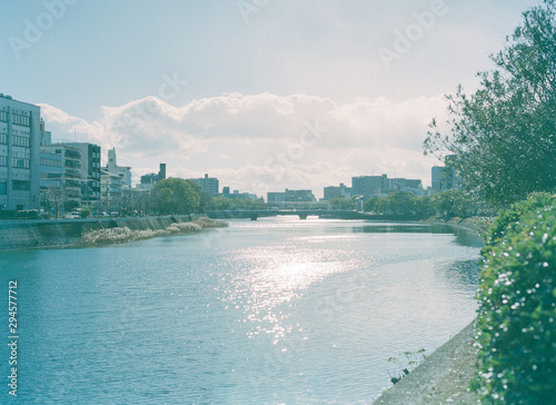 川のある町
