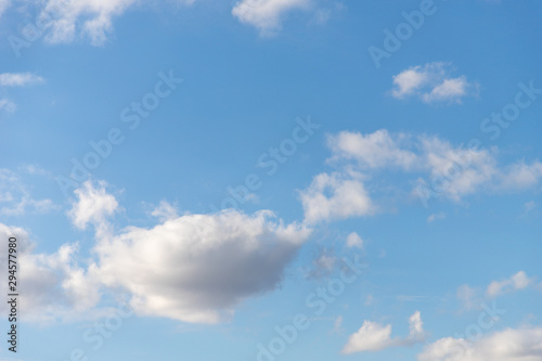Nuage blanc gris sur un ciel bleu