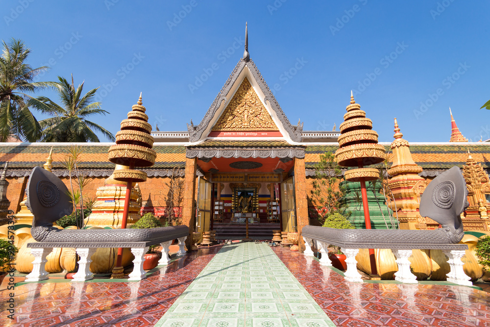 Obraz premium Siem Reap - 1 lutego 2017: Kolorowy ogród pagodowy w świątyni Preah Prom Rath w mieście