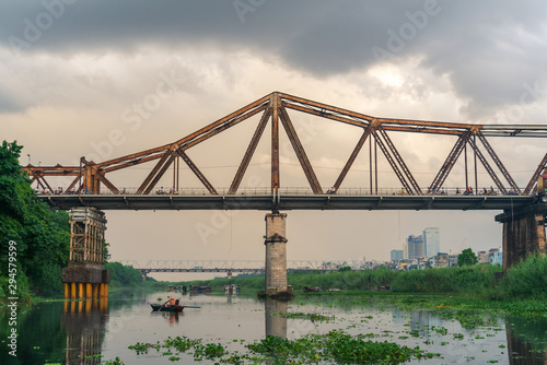 Φωτογραφία The Long Bien railway bridge crossing the Red River in Hanoi
