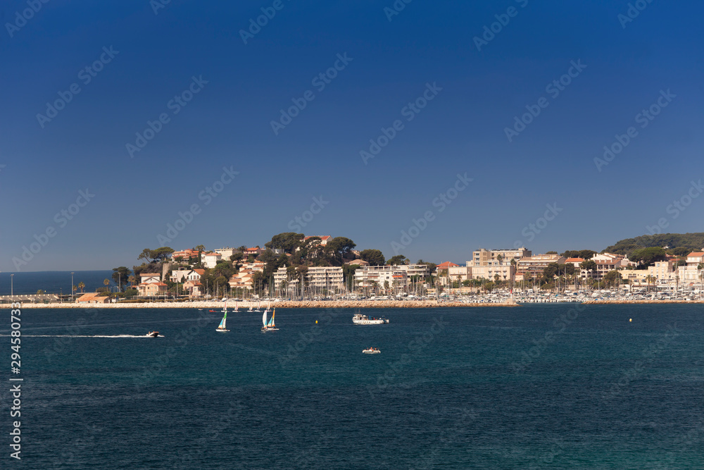 Fototapeta premium Coastline with hotel facilities at the Bale de Bandol, Bay of Bandol, Alpes-Maritimes, Cote d'Azur, Southern France, France, Europe