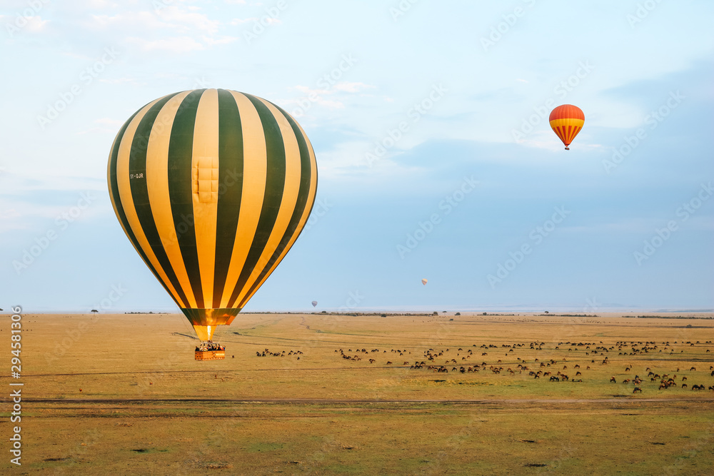 Obraz premium Hot Air Balloon flying over the Masai Mara National Reserve in Kenya, Africa