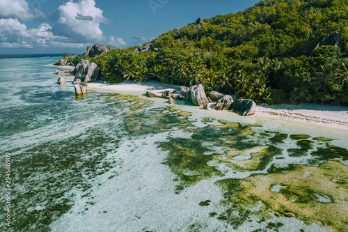 Foto Aerial view of exotic Anse Source d'Argent beach at La Digue island, Seychelles