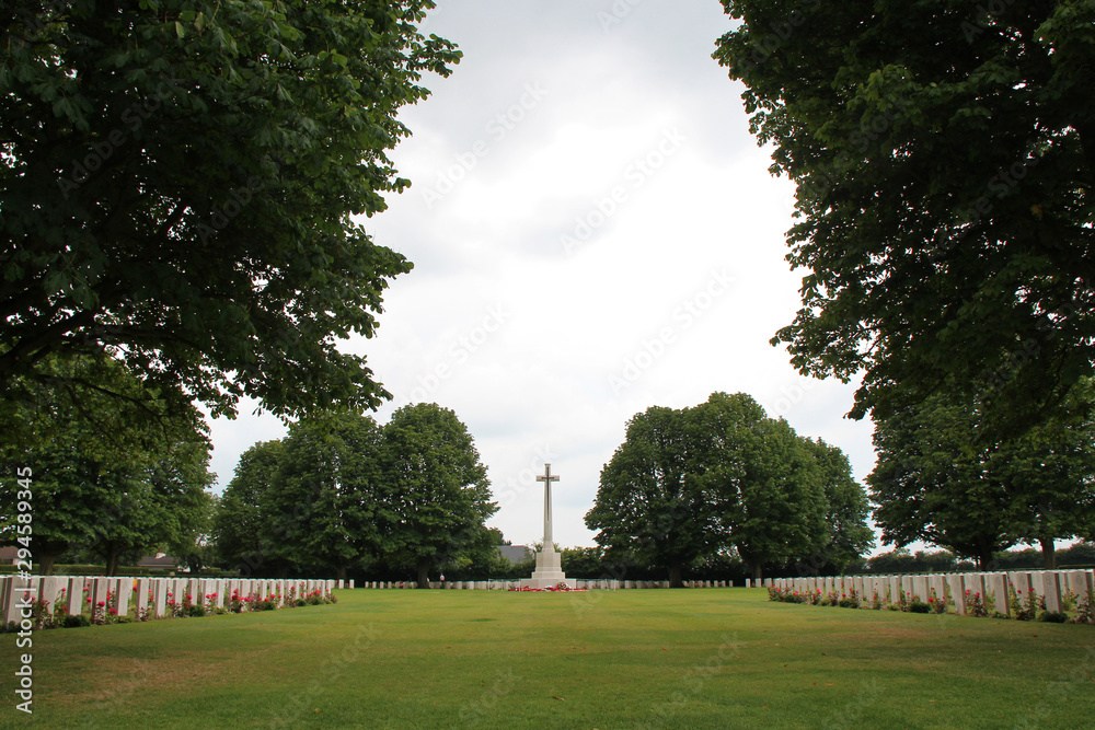 Obraz premium british military cemetery in bayeux in normandy (france)