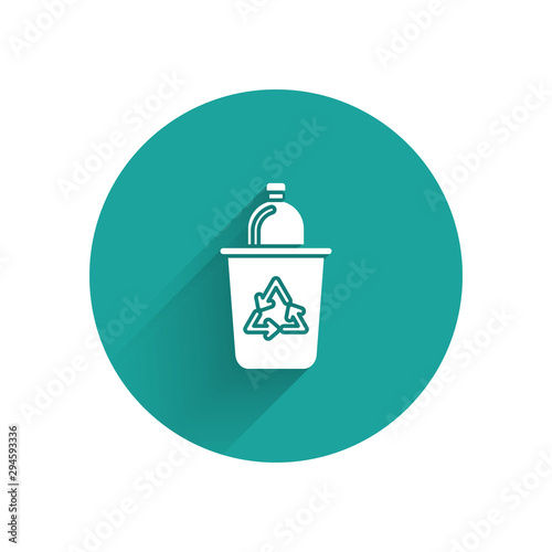 White Recycle bin with recycle symbol icon isolated with long shadow. Trash can icon. Garbage bin sign. Recycle basket sign. Green circle button. Vector Illustration
