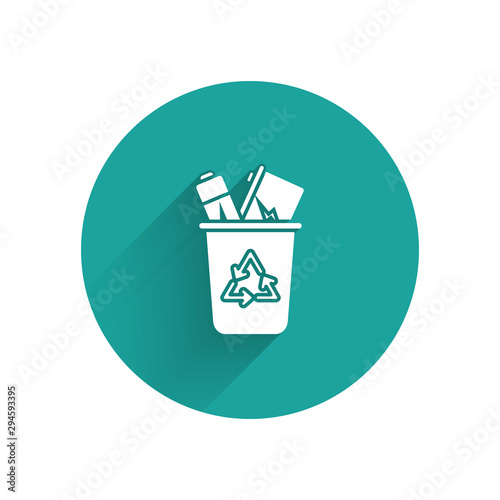 White Recycle bin with recycle symbol icon isolated with long shadow. Trash can icon. Garbage bin sign. Recycle basket sign. Green circle button. Vector Illustration