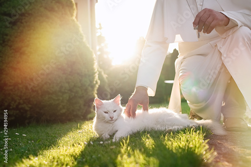 Cuadro en lienzo Pope stroking a white cat