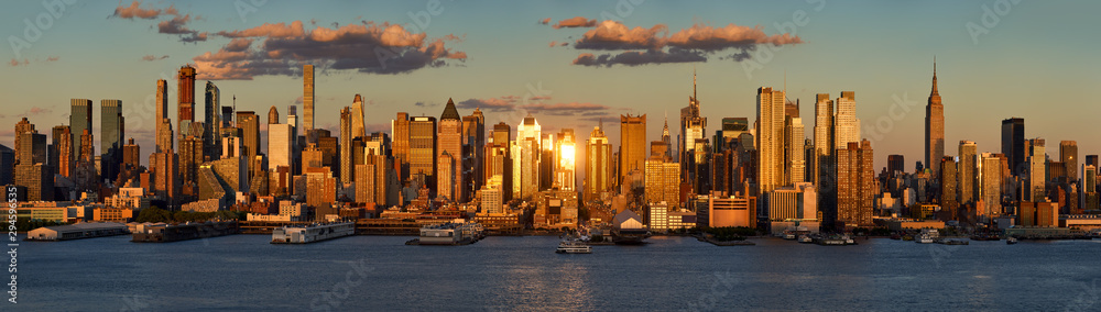 Fototapeta Zachód słońca w Nowym Jorku na Midtown West i jego drapaczach chmur. Panoramiczny widok na Manhattan i brzegi rzeki Hudson