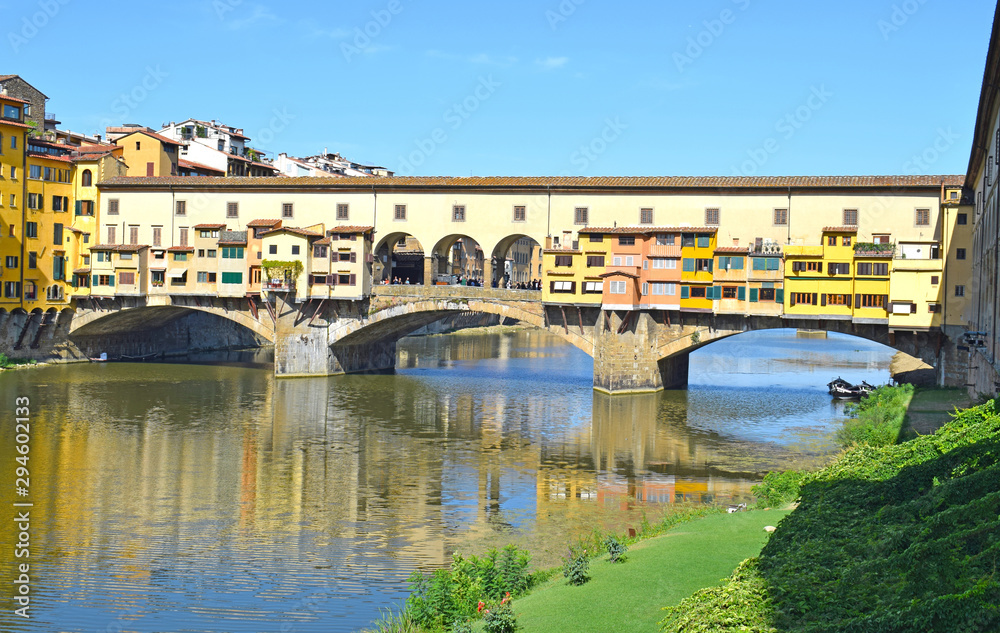 Rio Arno y Ponte Vecchio en Florencia Italia