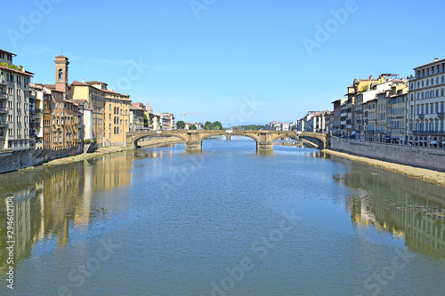 Rio Arno en Florencia Italia photo