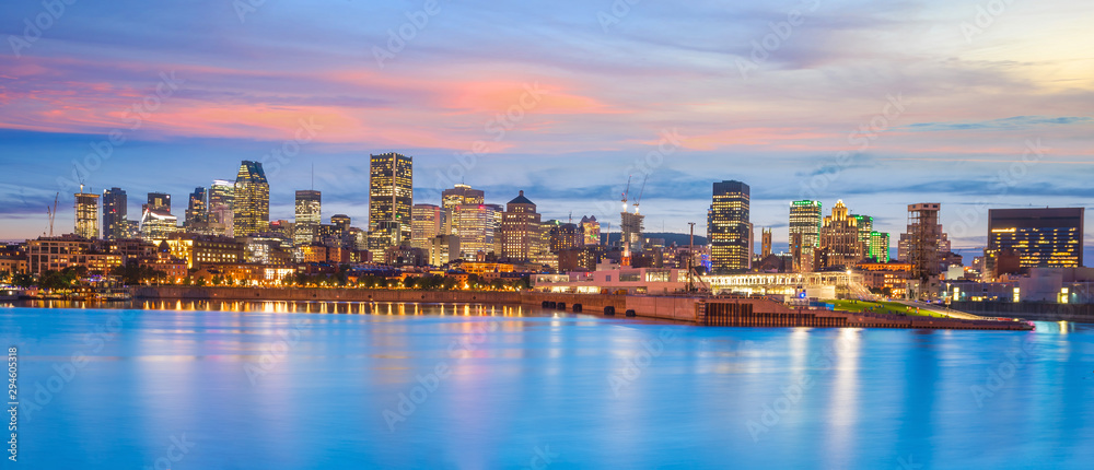 Naklejka premium Downtown Montreal skyline at sunset