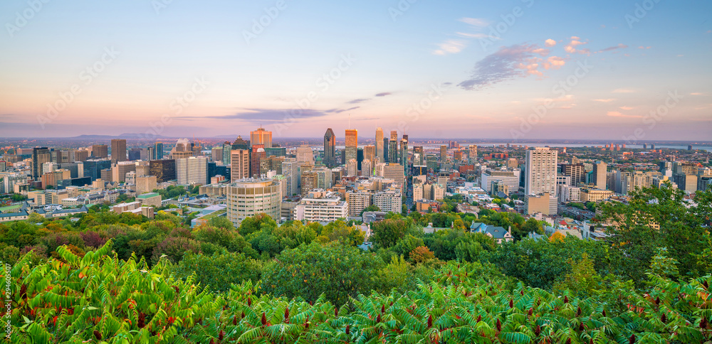Naklejka premium Montreal from top view at sunset in Canada