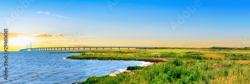 Naturlandschaft und Öresundbrücke in Fasterbo, Schweden