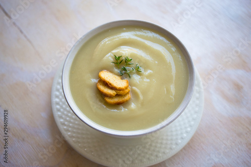 Creamy cauliflower soup with bagel crisp