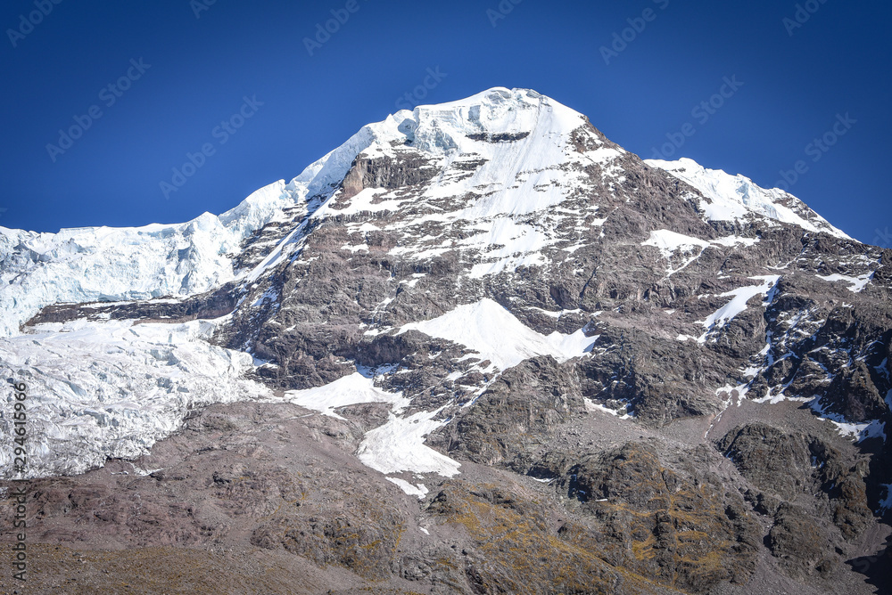 The snow capped peak of Mt Ausungate, standing at 6,384m (20,945ft) above sea level. Cordillera Vilcanota, Cusco, Peru