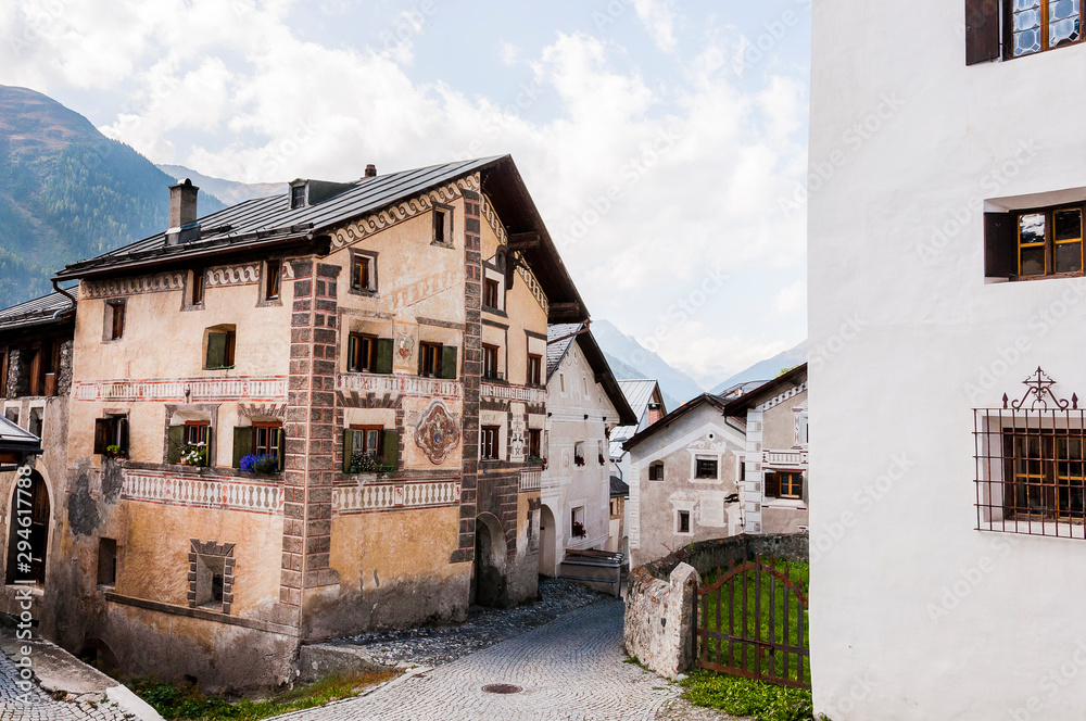 Ardez, Dorf, Engadinerhäuser, Dorfstrasse, Engadin, Unterengadin, Alpen, Wanderweg, Graubünden, Sommer, Schweiz Ardez, Dorf, Engadinerhäuser, Dorfstrasse, Engadin, Unterengadin, Alpen, Wanderweg, Graubünden, Sommer, Schweiz