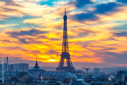 Paryż. Widok z lotu ptaka na miasto o zachodzie słońca.