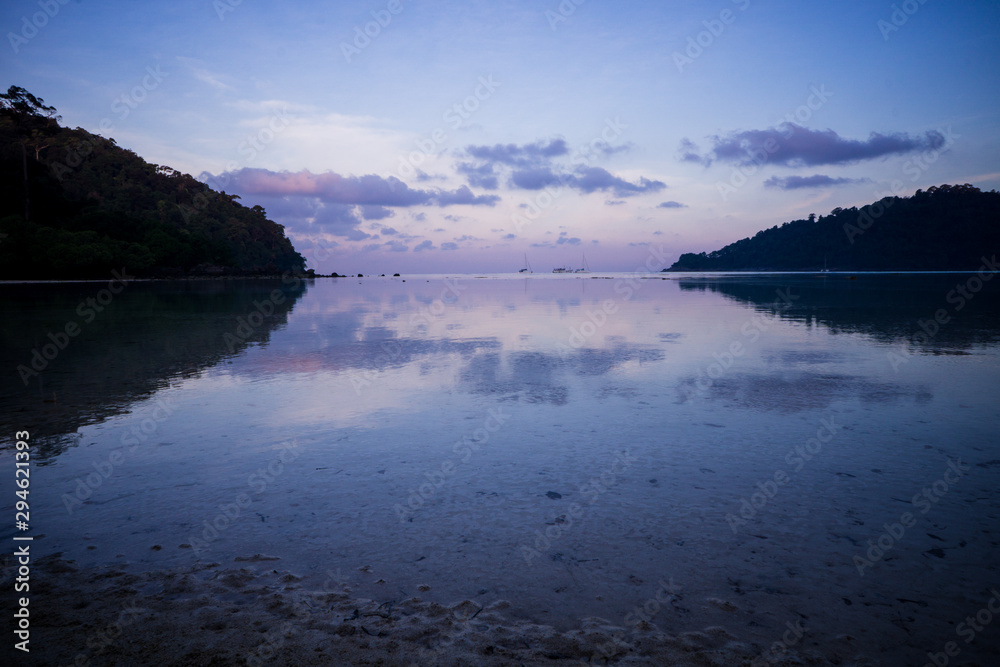 Obraz premium sunset beach and mountains