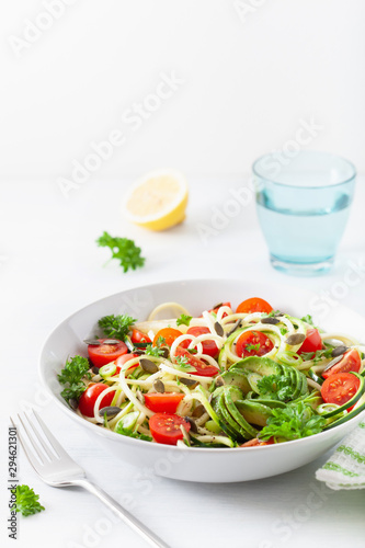 vegan ketogenic spiralized courgette salad with avocado tomato pumpkin seeds