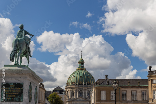 Statue von König Frederik V auf dem Amalienborg Platz mit der Frederiks Kirke im Hintergrund, Kopenhagen, Dänemark, Europa