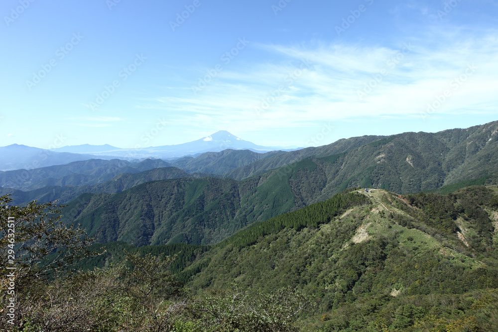 塔ノ岳の尾根から望む鳥尾山荘と富士山	