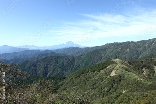 塔ノ岳の尾根から望む鳥尾山荘と富士山 