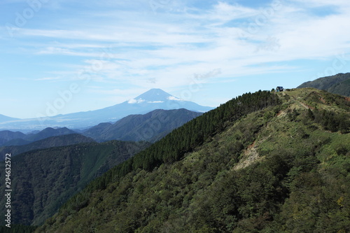 塔ノ岳の尾根から望む鳥尾山荘と富士山