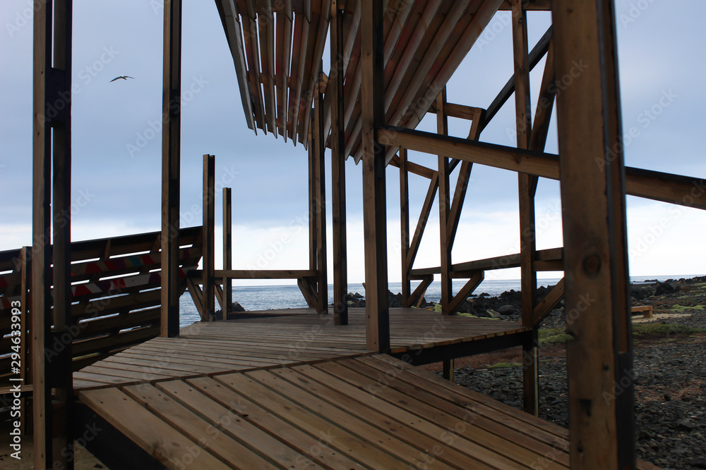 artefacto de madera para descansar ubicado en la playa
