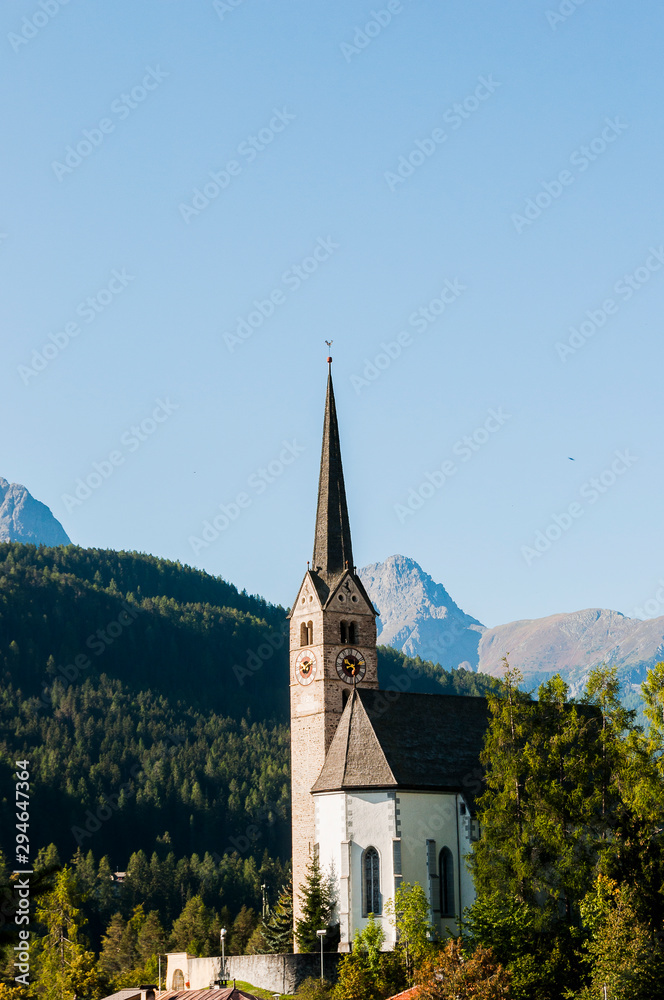 Scuol, Kirche, Engadiner Dorf, Unterengadin, Alpen, Gebirge, Wanderweg, Nationalpark, Graubünden, Sommer, Schweiz