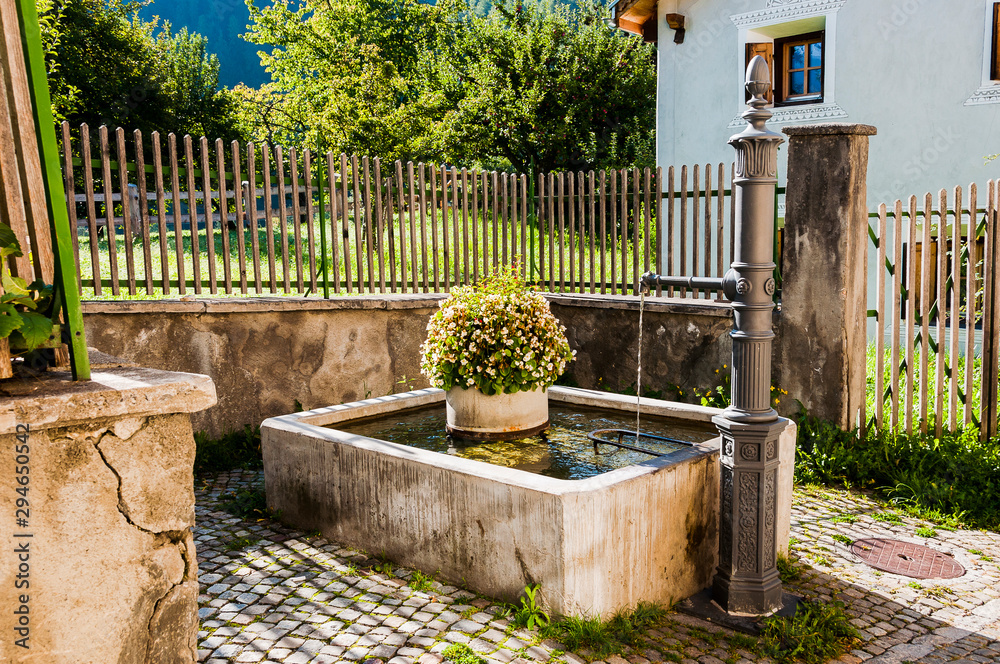 Scuol, Engadiner Dorf, Brunnen, Dorfbrunnen, Unterengadin, Alpen