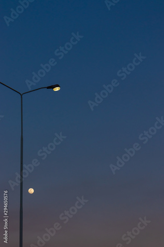 poste de luz e a lua