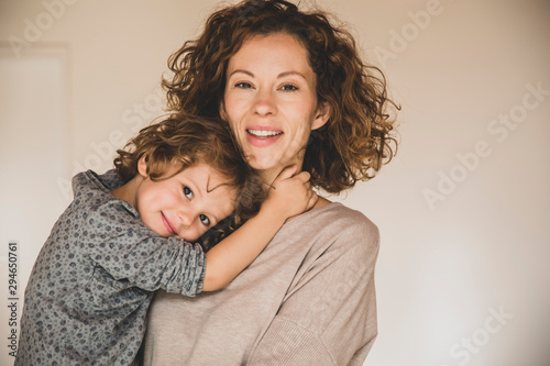 Mutter mit Kind im Arm photo