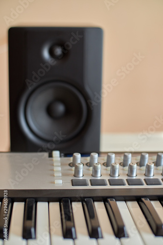 Connecting cabMaster keyboard in the foreground and monitor in the backgroundle to guitar amplifier