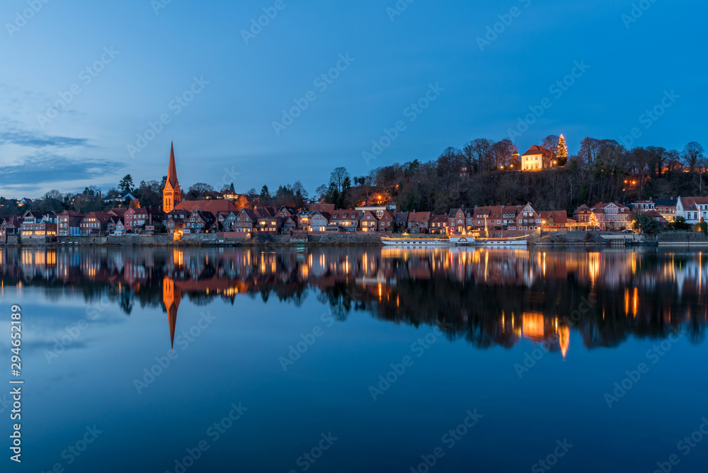 Die Elbuferpromenade in Lauenburg zur Weihnachtszeit Die Elbuferpromenade in Lauenburg zur Weihnachtszeit