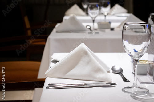mesa de restaurante com talheres e guardanapo