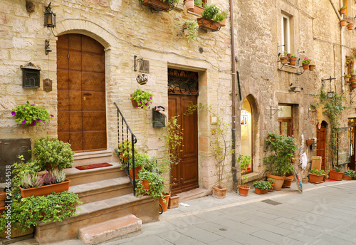 Fototapeta Naklejka Na Ścianę i Meble -  Italian old city. Typical medieval Italian street in the heart of Italy.