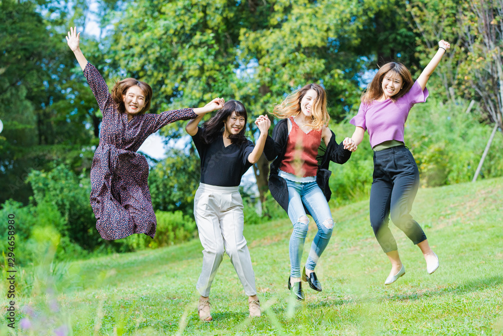 Fototapeta premium ジャンプする女性たち