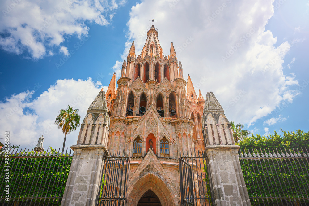 Fototapeta premium View of the parish church of San Miguel, Guanajuato, Mexico