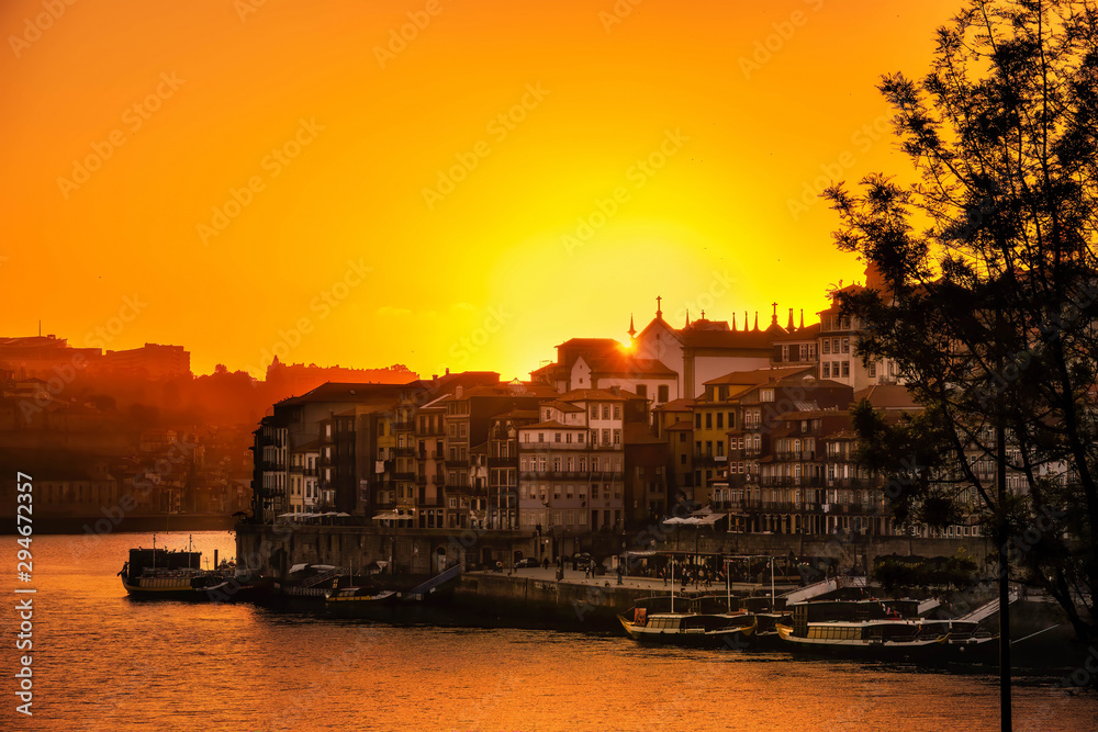 Naklejka premium Couché de soleil sur Porto au Portugal