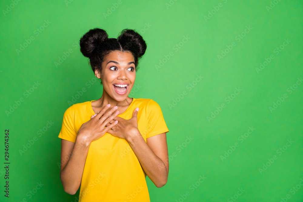 Photo of amazing dark skin lady looking empty space not believe eyes got first place award for best song wear casual yellow t-shirt and red pants isolated green background Photo of amazing dark skin lady looking empty space not believe eyes got first place award for best song wear casual yellow t-shirt and red pants isolated green background