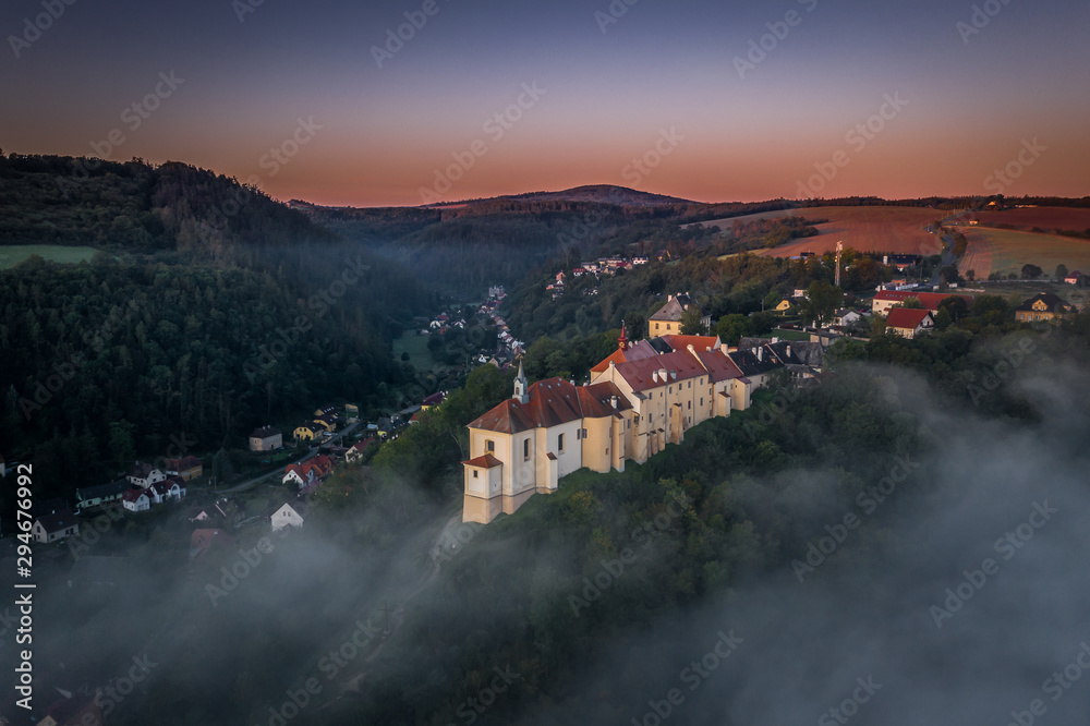 Nizbor is a castle rebuilt into a castle in the village of the same name in the district of Beroun. It was founded in the thirteenth century by King Premysl Otakar II. Despite numerous pledges.