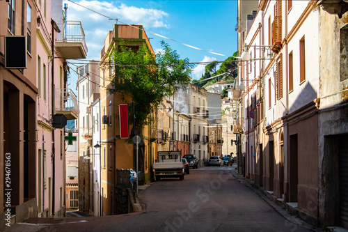 Obraz Baunei centrum miasta Sardynia aleje Włochy wakacje górska wioska Sielanka śródziemnomorska Morze Śródziemne Sardynia Włochy Stare Miasto Główna ulica