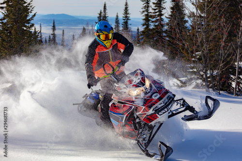 Foto In deep snowdrift snowmobile rider make fast turn