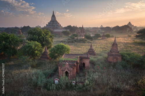 Fototapeta Shwesandaw Pagoda at Sunrise, Bagan, Myanmar