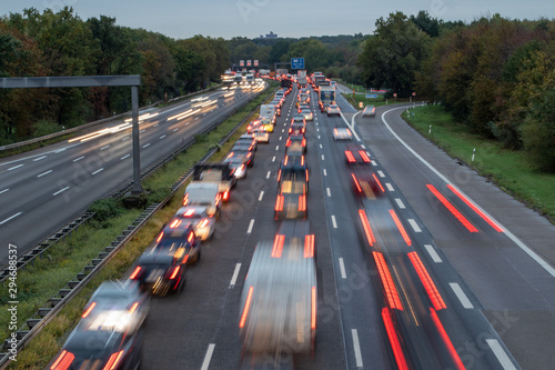 Stauende auf der A555 im Morgengrauen